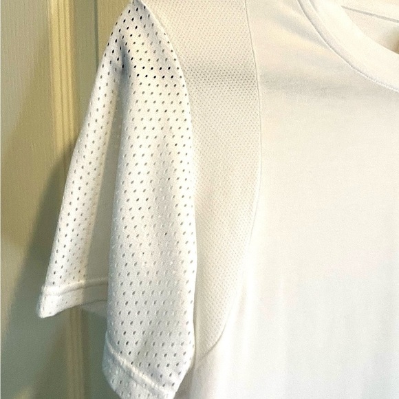 🎾⛳️”Adidas” NWOT White Sport Dress w/ Vented Short Sleeves and Hem Size S - Picture 4 of 13